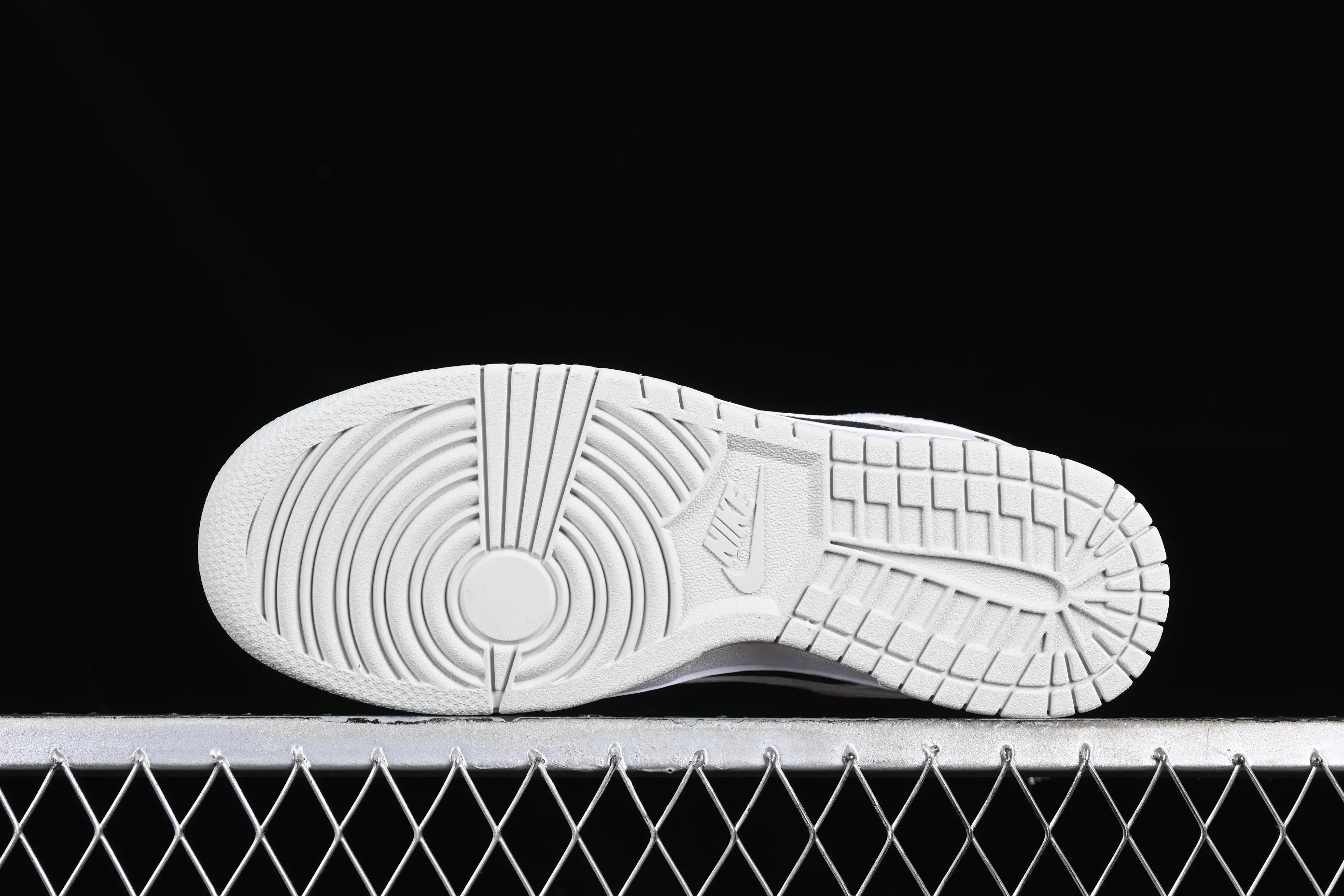 All Categories Nk SB Dunk Series Nk SB Dunk Low Low-top sneakers Cost-effective version Nk Dunk Low Retro "Vast Grey" Black and gray rabbit SB low-top sports and leisure sneakers DD8338-001